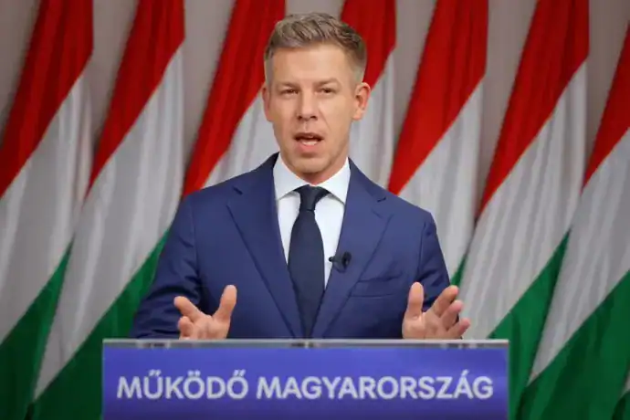 Magyar Péter a Tisza Párt programját ismerteti egy rendezvényen.