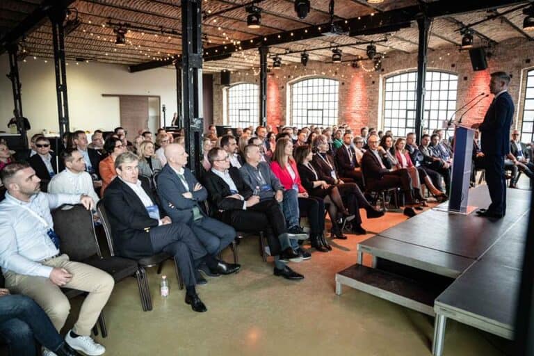 Az eseményen sok érdeklődő hallgatja Magyar Péter beszédét a színpadon.