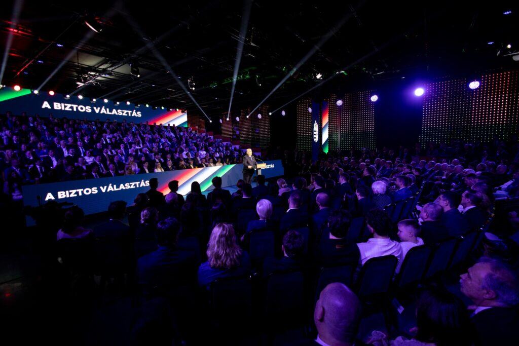 Orbán Viktor évértékelő beszéde a Várkert Bazárban, sok résztvevő előtt.