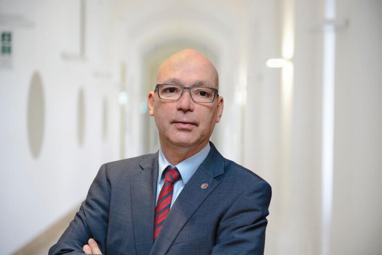 Péterfalvi Attila hivatala nem vizsgálja a gyöngyösi tüntetők adatainak kormányhoz kerülését.