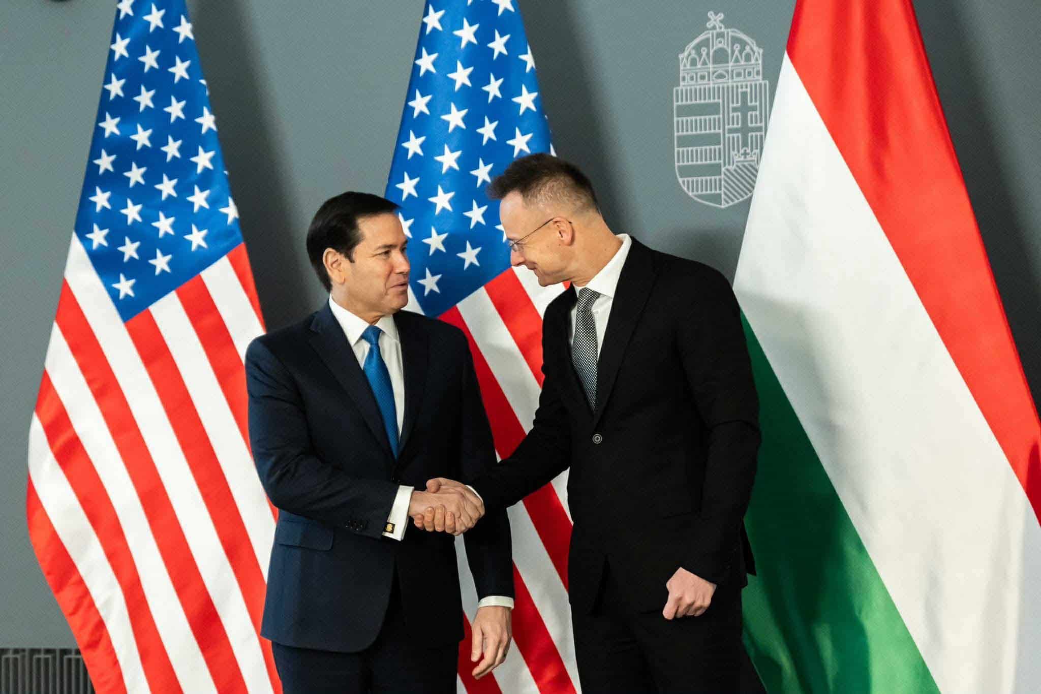 Szijjártó Péter és Marco Rubio kezet fog a Karmelitában.