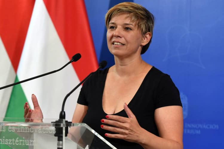 Államtitkár a végzős állatorvosok diplomaosztóján, akiket nevetés fogadott.