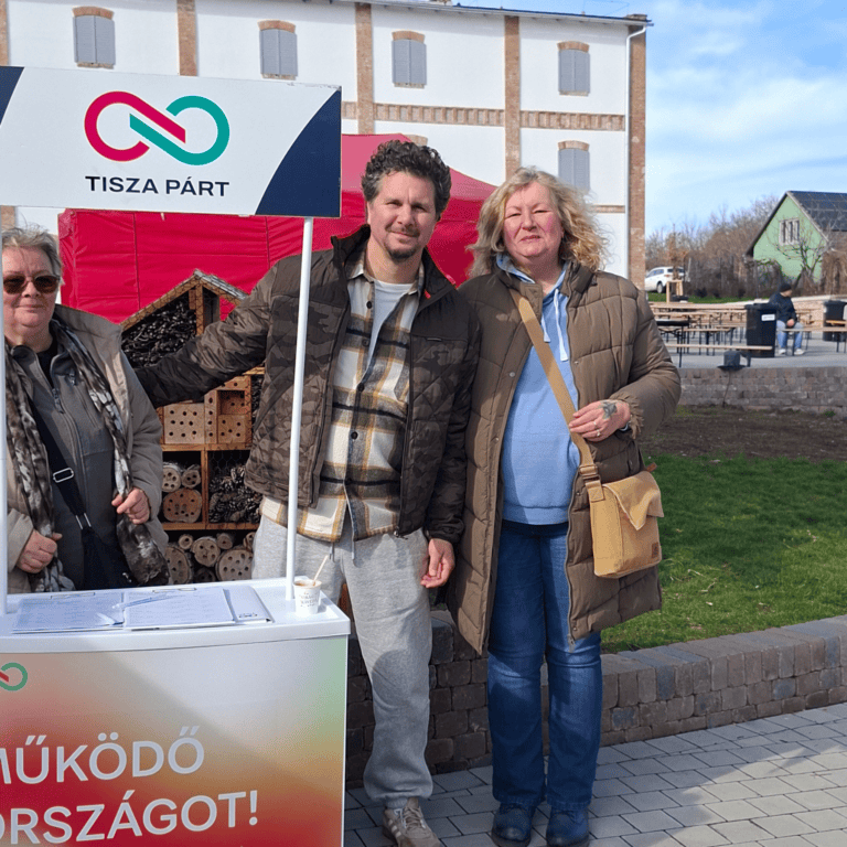 Tisza Párt stand, ahol a résztvevők információkat szerezhetnek a politikai programokról.