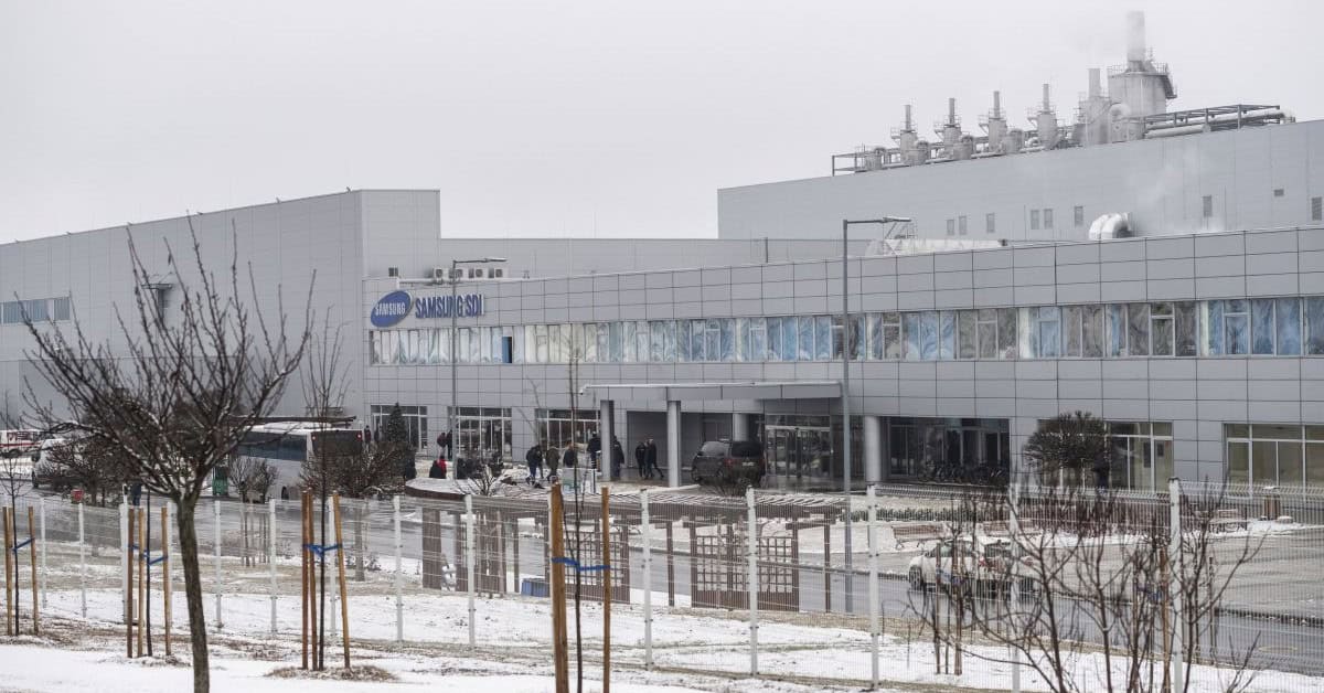 A gödi Samsung gyár modern épülete télen, hó borítja a környezetet.