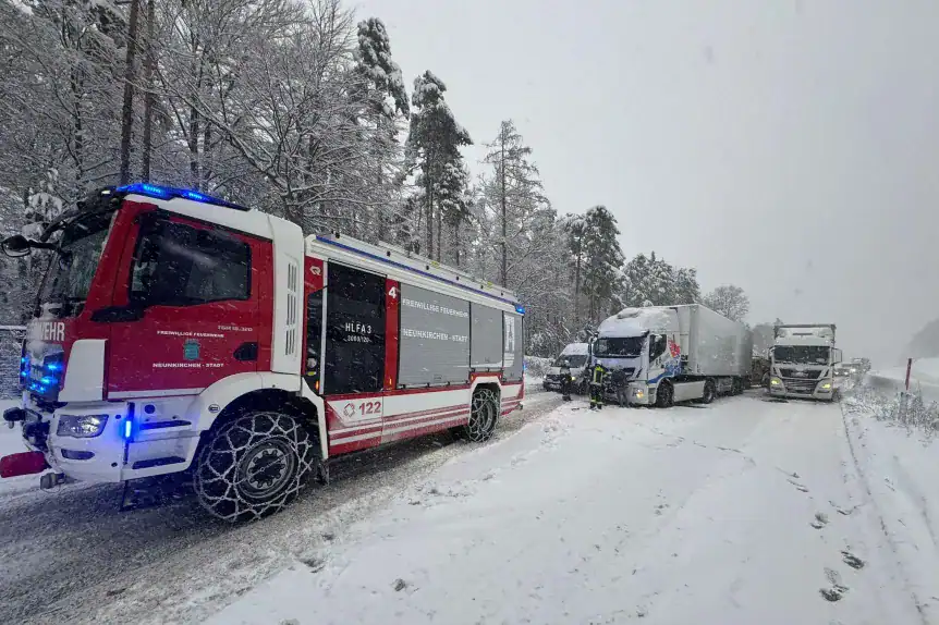 Hókáosz Ausztriában, lavina sodort el egy buszt, több jármű vesztegel a hóban.