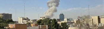 Tűz és füst a város felett, valószínűleg támadás eredményeként.