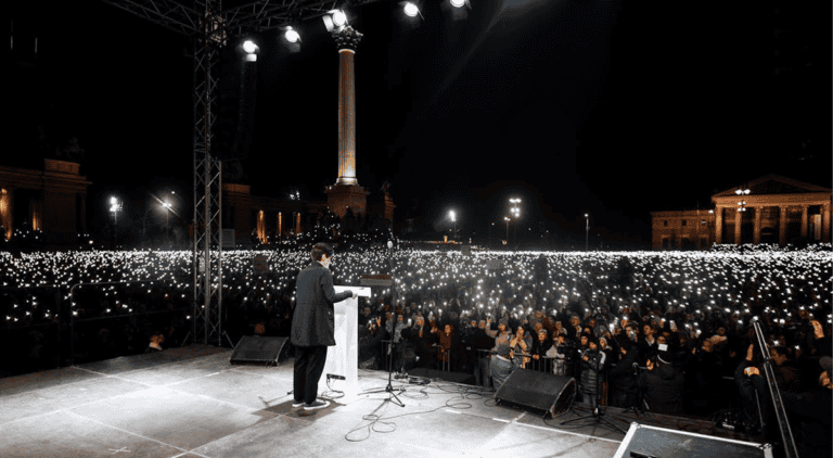 Főcím: Magyar Péter két éve.