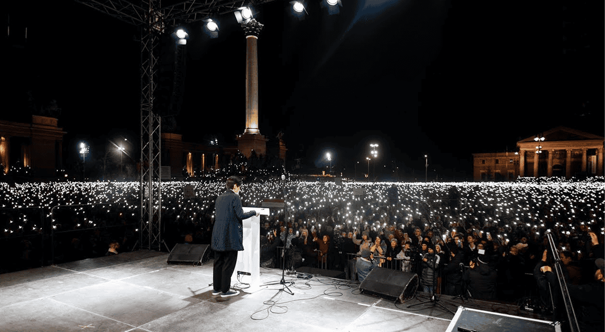 Főcím: Magyar Péter két éve.