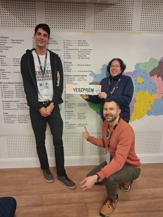 Készül egy térkép a kutyapárti jelöltekről, Kovács Gergely és Dada Suzi társelnökök Borsodban.