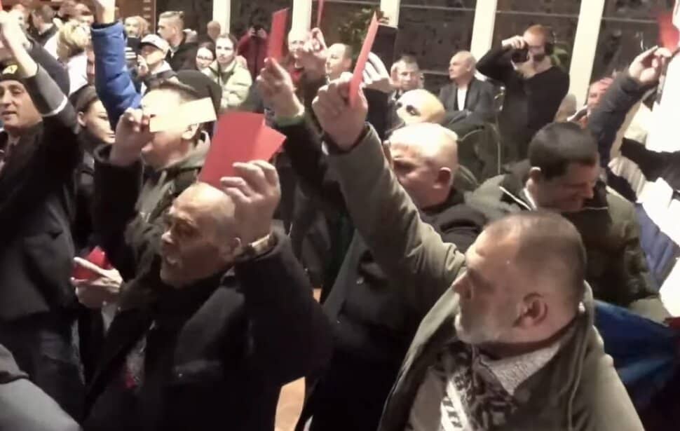 Tüntetők Orbán Viktor hozzáféréséről beszélnek Gyöngyösi Mártonnal.