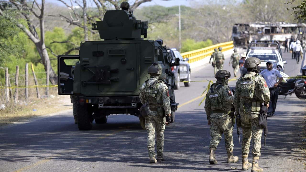 Katonák és katonai járművek az utcán Mexikóban a világbajnokság idején.