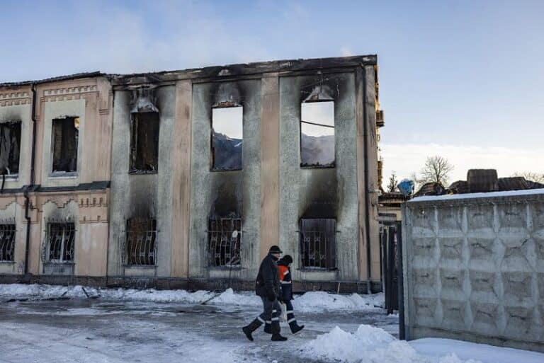 Égett és sérült épület Moszkva közelében, a támadás nyomai láthatók.