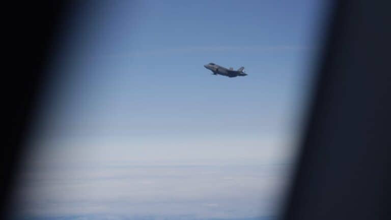 Orosz bombázó és kémrepülőgép az Alaszka partjainál, mozgósítva az amerikai légierőt.