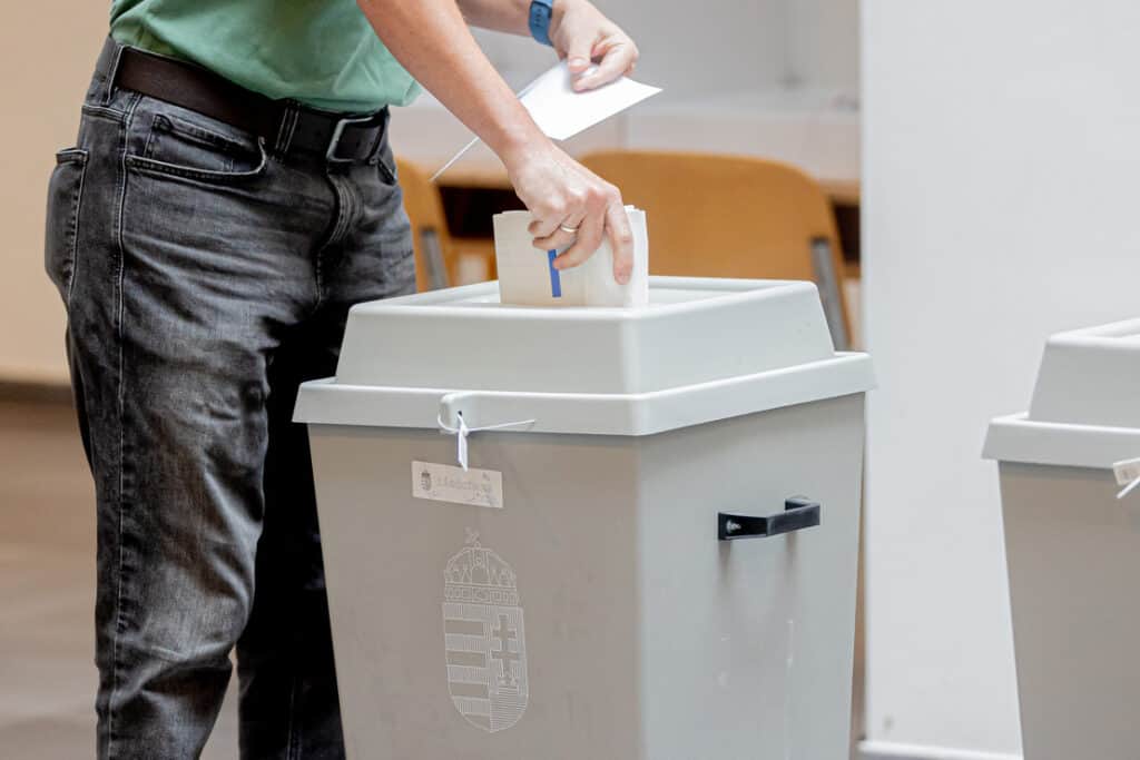 Szavazólap és urnás szavazás a falusi közösségben.