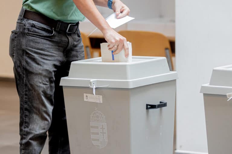 Szavazólap és urnás szavazás a falusi közösségben.