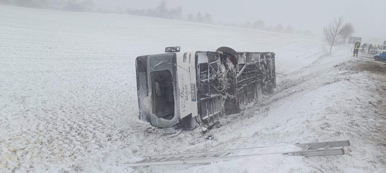 Autóbaleset a havas úton, felborult busz a téli időjárás miatt.