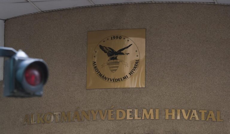 Az ALT tag: Az Alkohámnyvédelmi Hivatal logója a falon, 1990-es évszám.