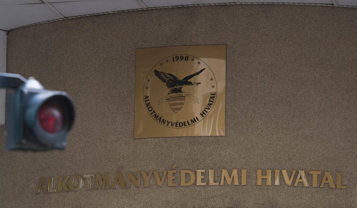 Az ALT tag: Az Alkohámnyvédelmi Hivatal logója a falon, 1990-es évszám.