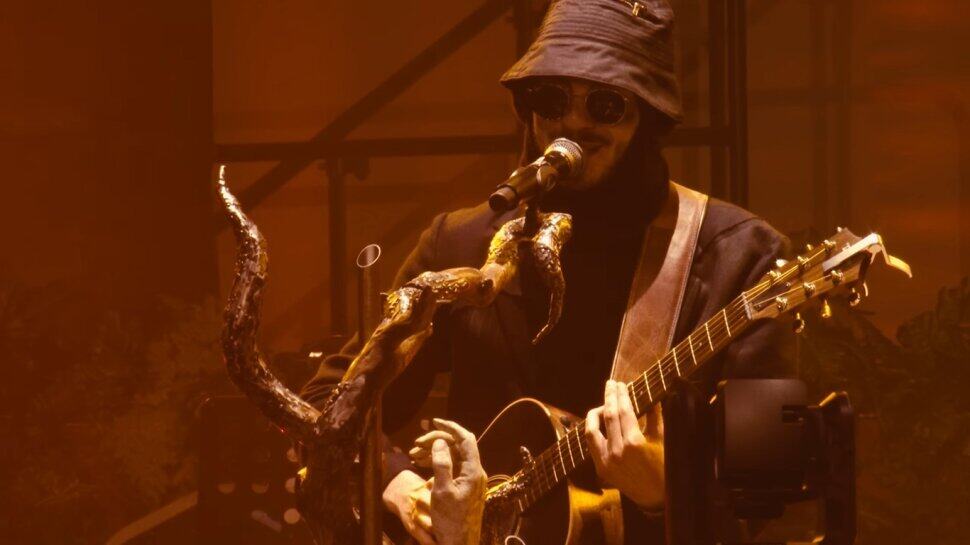 Azahriah színpadon, élő koncert a rendszerbontó nagykoncerten, Puzsérék előtt két nappal.