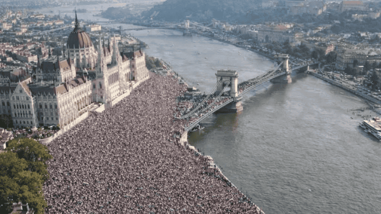 Képek a megyei lapnál kiszélesített rakpart és a Lánchíd áthelyezéséről a Békemenet miatt.