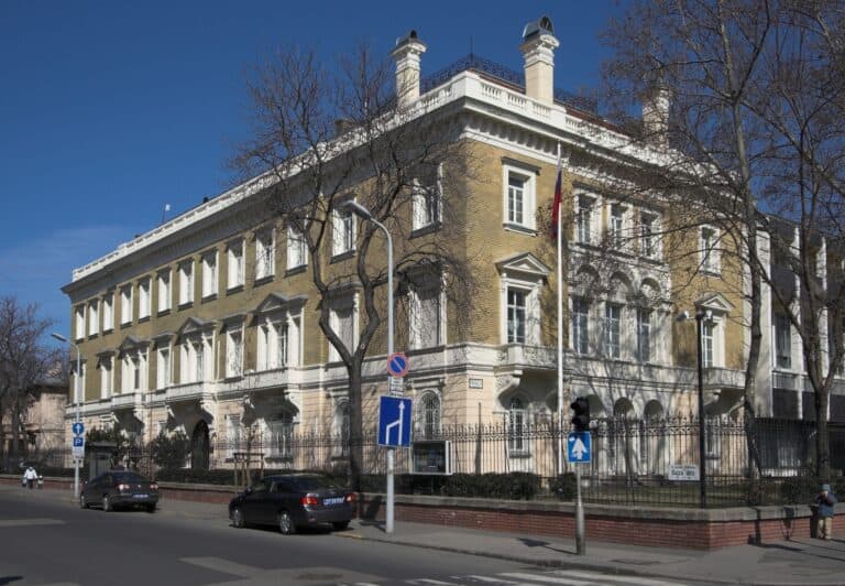 Magyar Nagykövetség épülete Budapest belvárosában, klasszikus stílusban.