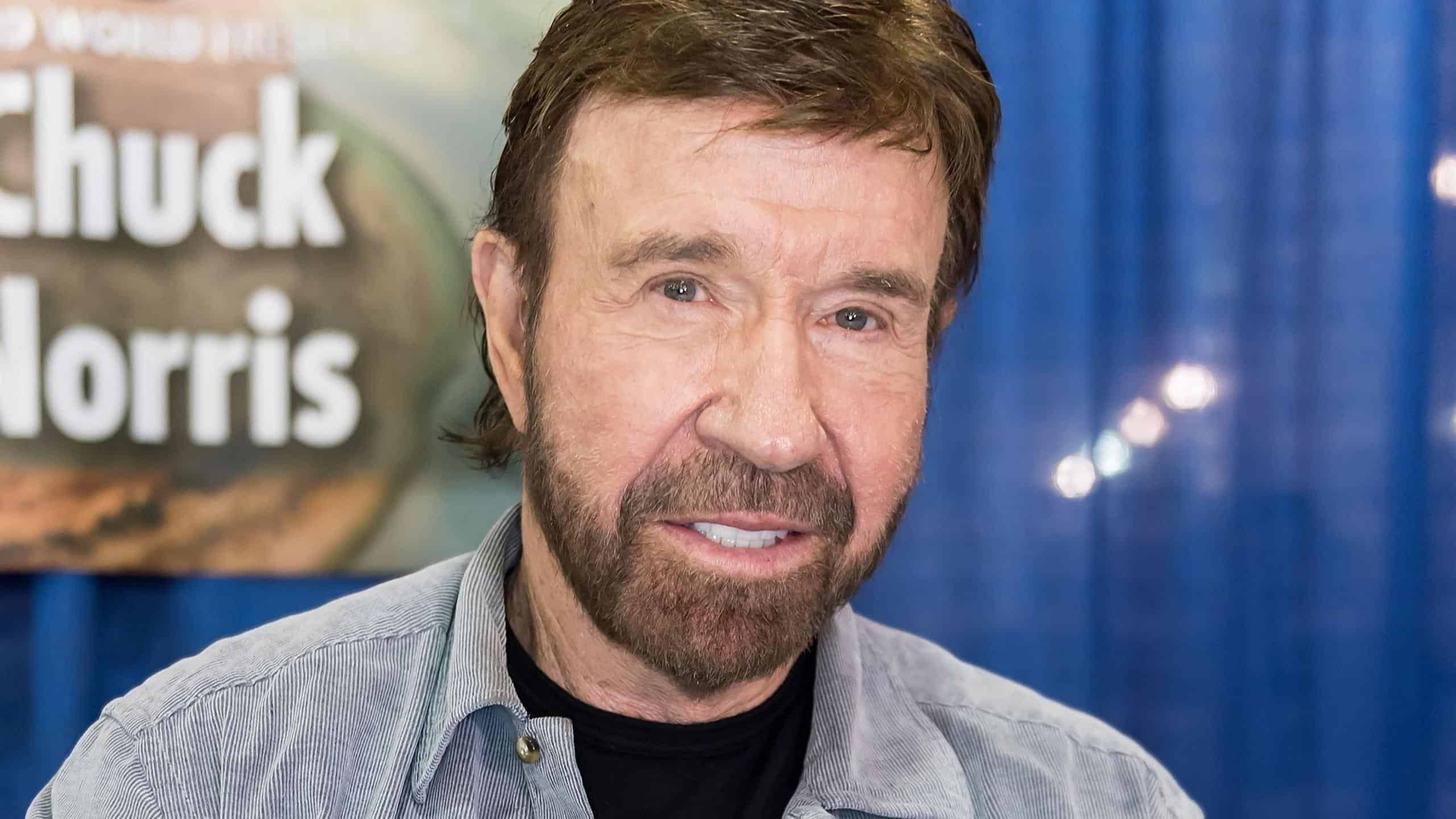 Chuck Norris portréja, aki 86 évesen hunyt el.