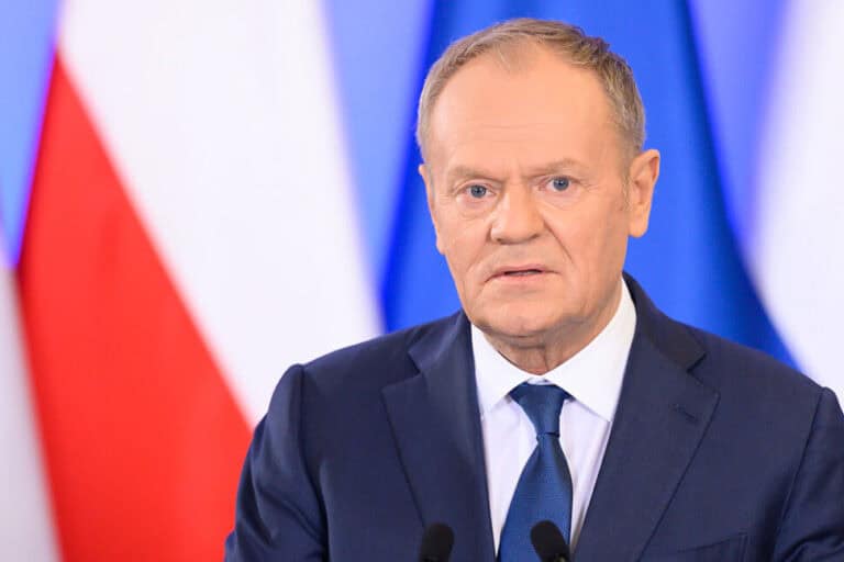 Tusk reakciója Szijjártó Péter kijelentésére, amelyet szégyennek nevezett.