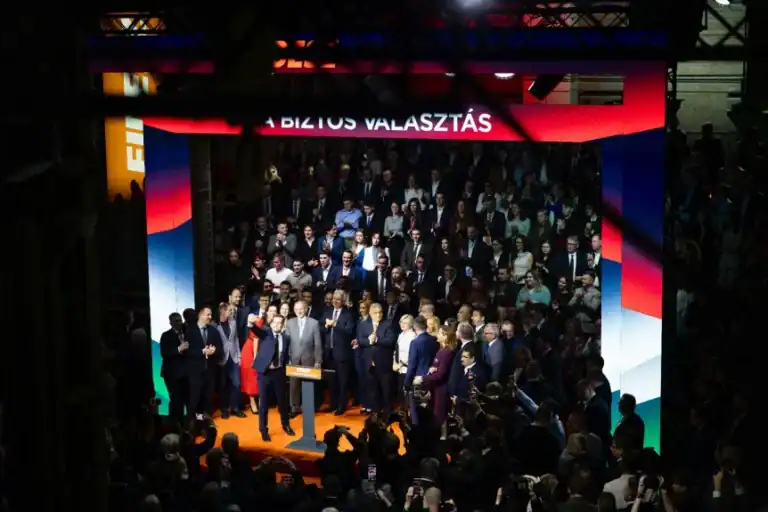 Fidesz politikusok és támogatók a színpadon, a választási kampány résztvevői.