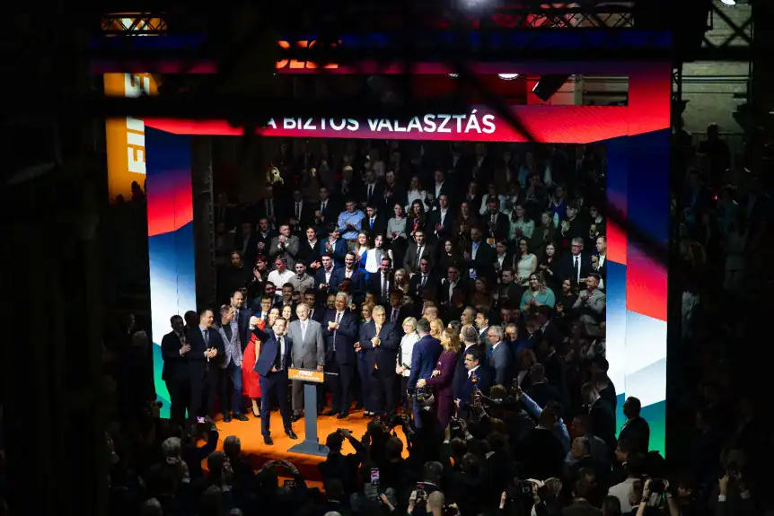 Fidesz politikusok és támogatók a színpadon, a választási kampány résztvevői.