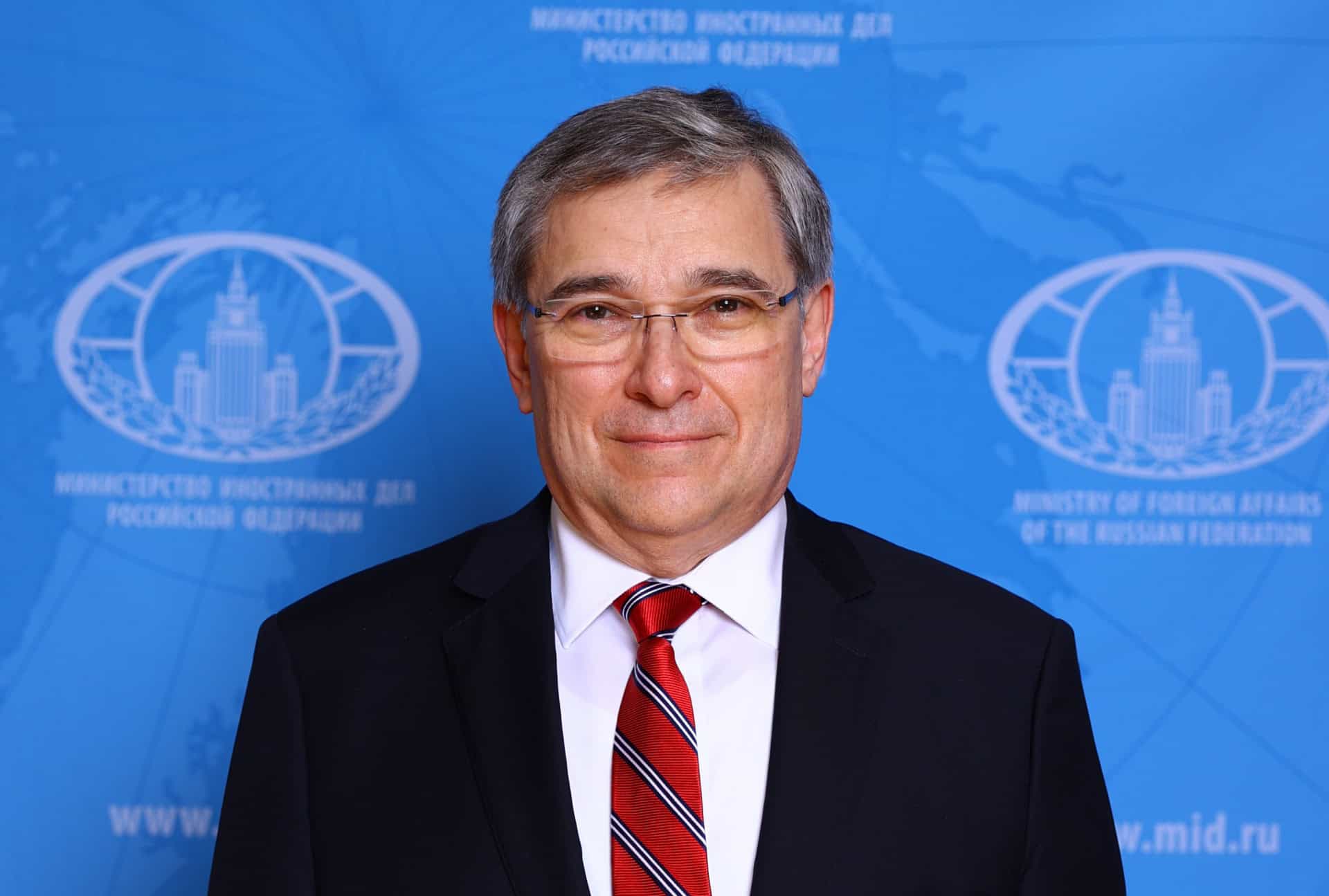 Orosz nagykövet és Magyar Péter az orosz külügyminisztérium előtt.