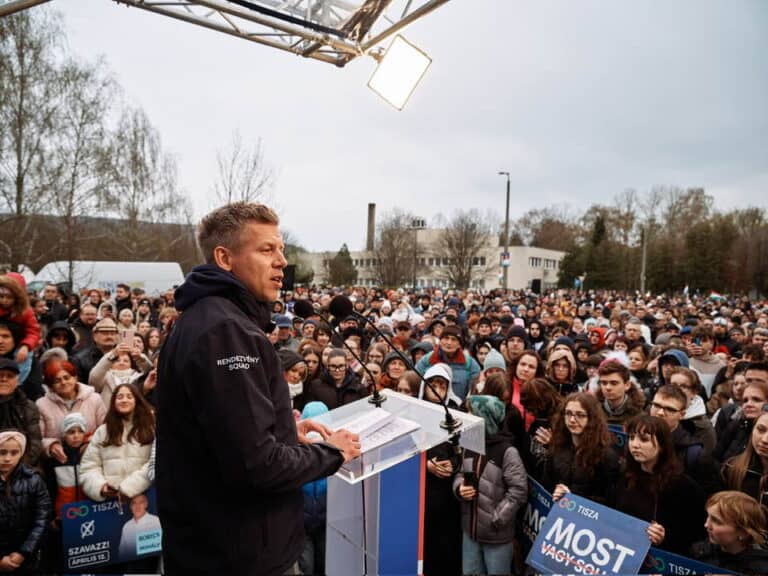 Rogán Antal politikus helyzete kérdéses, Magyar Péter beszédet mond egy nagy tömeg előtt.