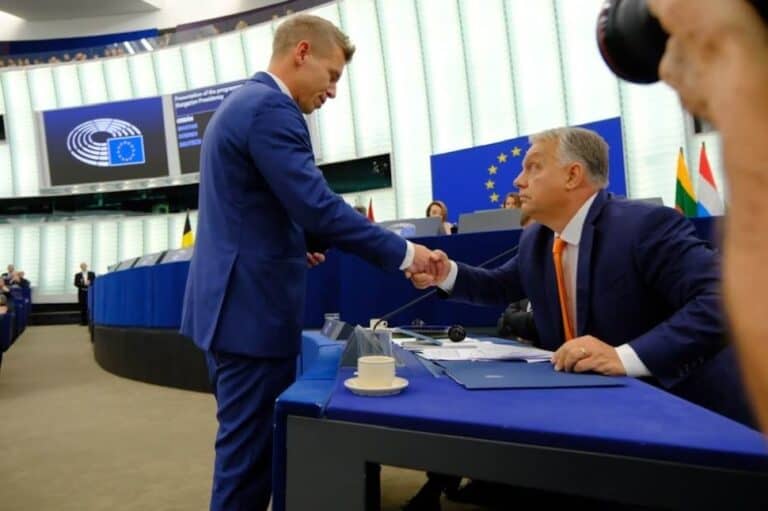 Az EU-s képviselők és magyar politikusok kezet fogva az Európai Parlamentben.