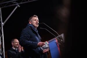 Magyar Péter a tömeg előtt beszél a Széchenyi téren Pécsen.