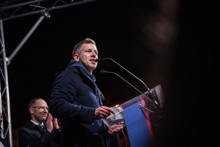 Magyar Péter a tömeg előtt beszél a Széchenyi téren Pécsen.