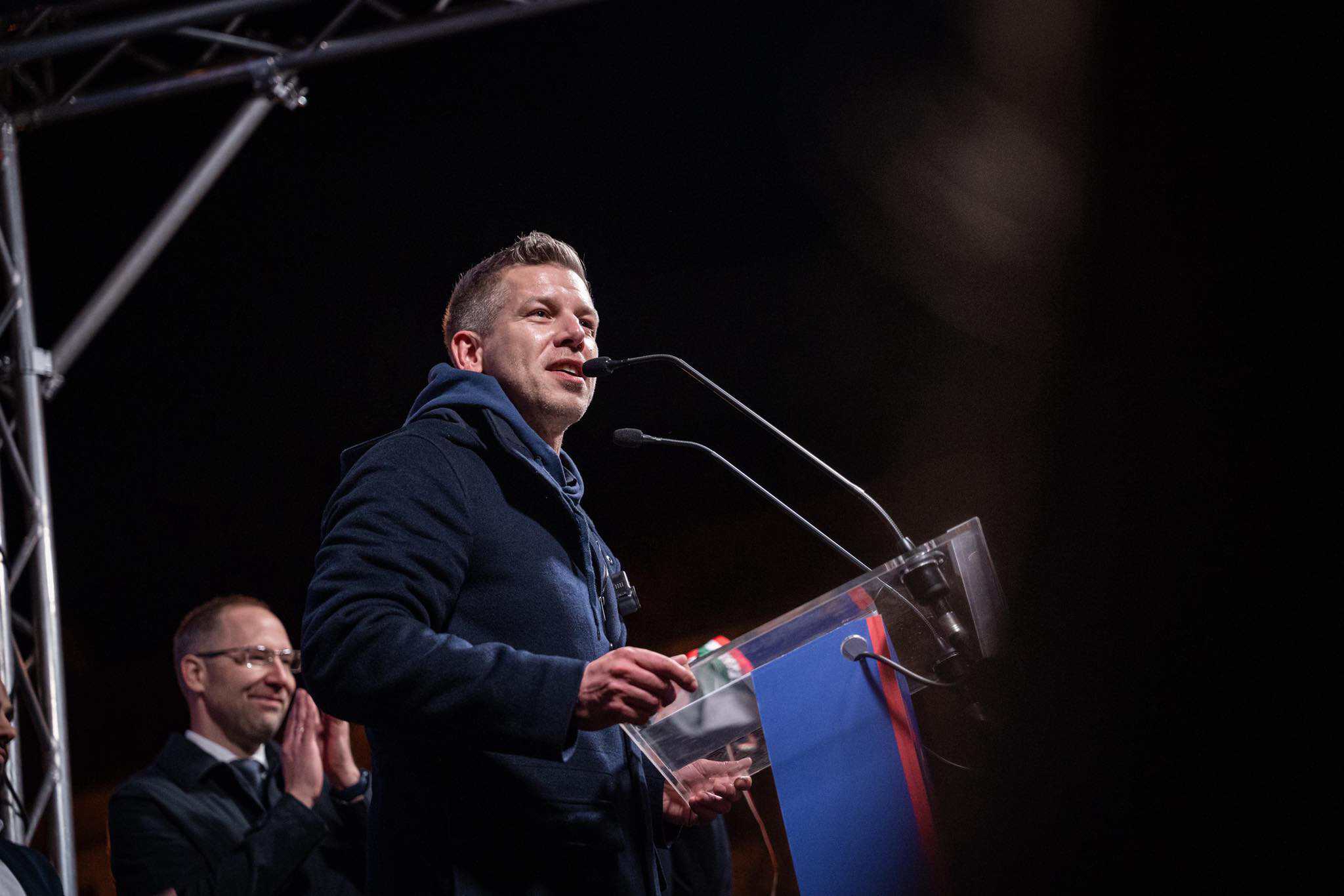 Magyar Péter a tömeg előtt beszél a Széchenyi téren Pécsen.