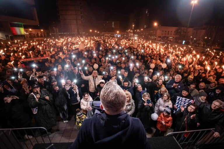 Nagy tömeg gyűlt össze Salgótarjánban politikai eseményen este.