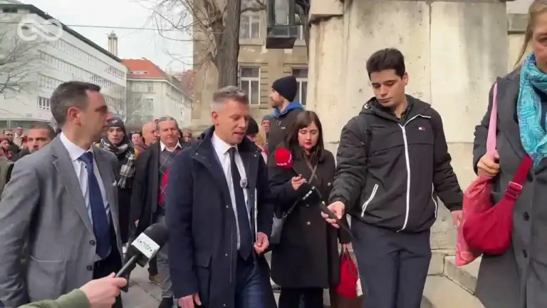 Magyar Péter beszél a sajtónak a Legfőbb Ügyészség épülete előtt.