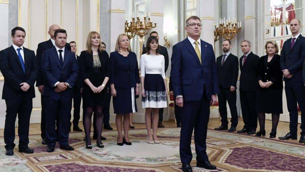 Családtagok Dubajban, a vagyontárgyakat szállítják egy elegáns helyszínen.