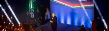 Orbán Viktor beszél a Fidesz rendezvényén Dunaújvárosban, háttérben a FIDESZ logóval.