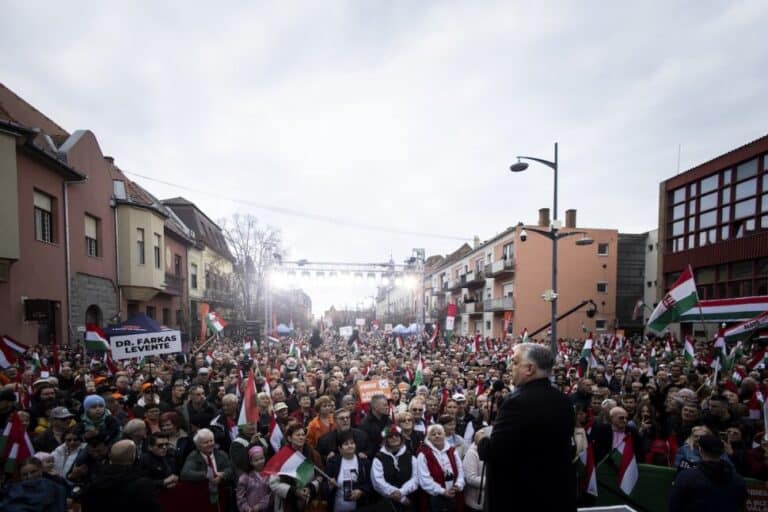 Tömeg gyűlt össze Orbán Viktor fogadására Hódmezővásárhelyen.