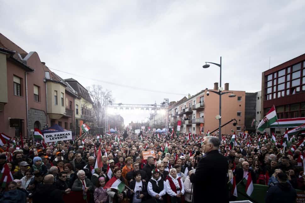 Tömeg gyűlt össze Orbán Viktor fogadására Hódmezővásárhelyen.