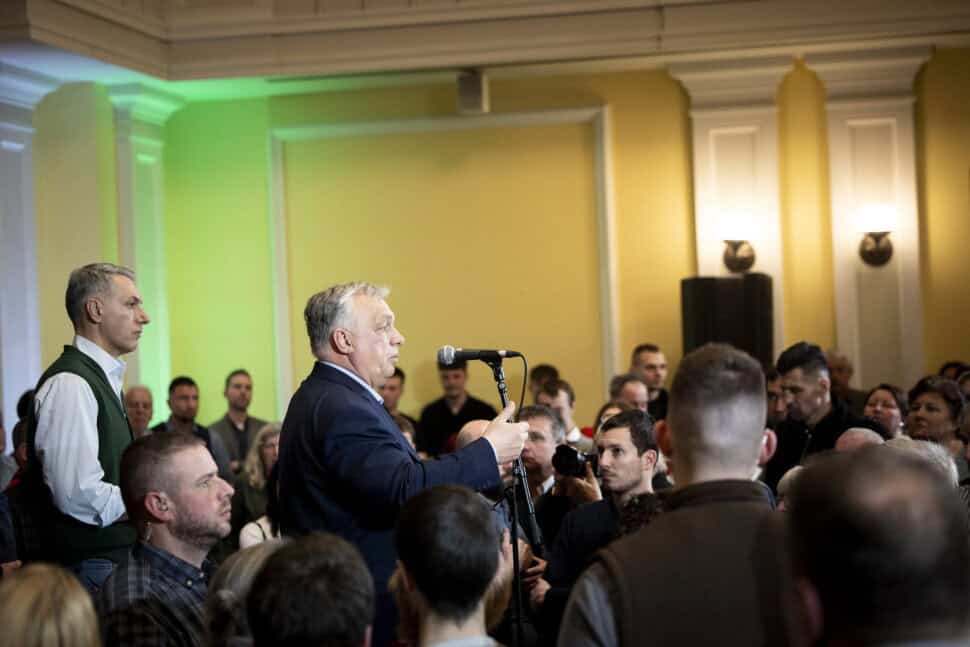 Orbán Viktor beszél egy rendezvényen, sok hallgató figyel rá.