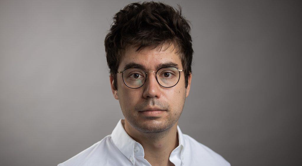 Magyar politikus portréja, szemüveges férfi, komoly arckifejezéssel.