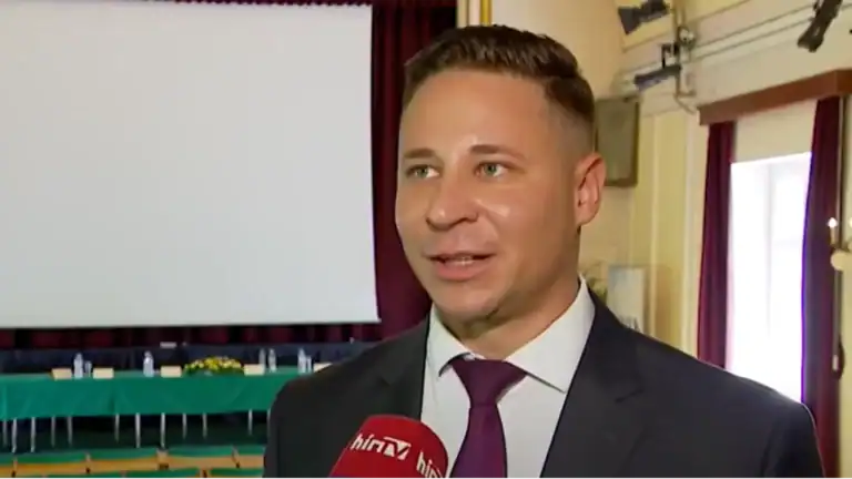 Schadl György 16,5 millió forintért vásárolt luxuskarórát egy exkluzív eseményen.