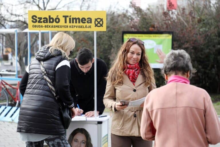Szabó Tímea kampányol az Óbuda-Békásmegyer választási standjánál.