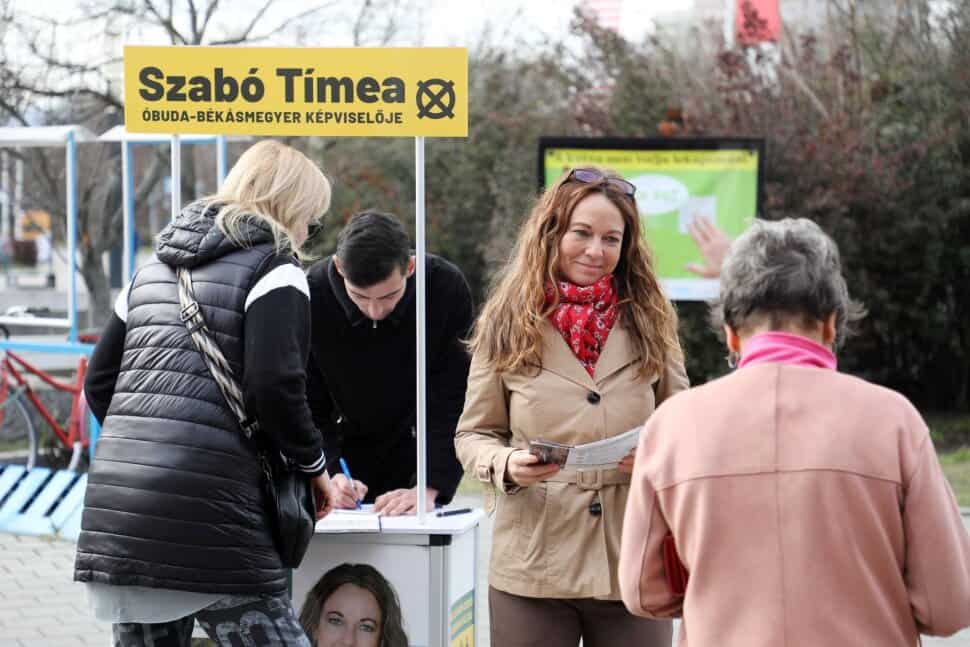 Szabó Tímea kampányol az Óbuda-Békásmegyer választási standjánál.