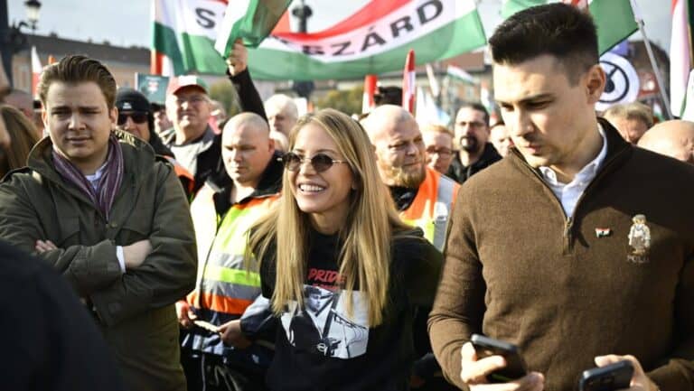 Szabó Zsófi a Békemeneten, mosolyogva és a tömeg között.