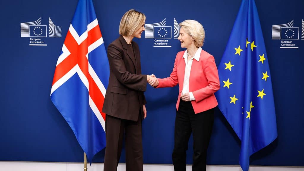 Izland és az EU képviselői kezet fogtak a csatlakozási folyamat során.