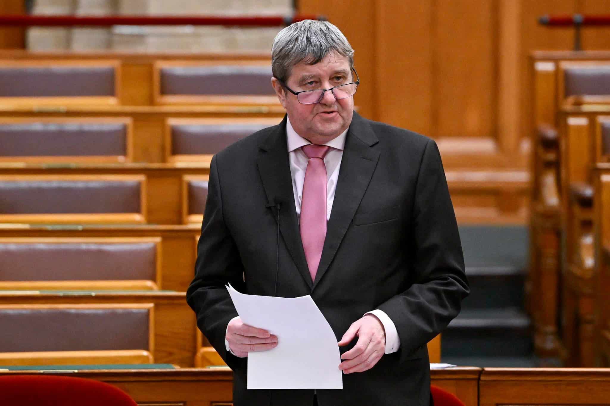 Tállai András a parlamentben, nyolcperces jelenet közben.