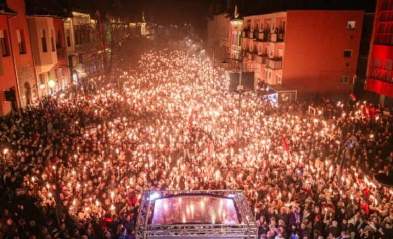 Fáklyákkal világító tömeg Hódmezővásárhelyen a választási eseményen.